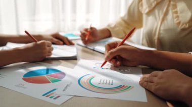 Girişimci şirket çalışanları birlikte çalışır, finansal veri raporlama ve planlama stratejisi, panorama videosundaki yaratıcı iş başarısı için pazarlama içeren renkli BI gösterge panelini analiz eder. Sinerjik