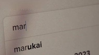 Yakınlardaki pazarı araştıran kullanıcılar, tasarruf etmek veya seyahat etmek için en kısa mesafeli mağazaya sahip internet üzerinden internet üzerinden satın alınacak ürün buluyorlar. Perakende satış yeri arayan bir satıcı. Webography.