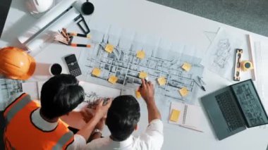 Profesyonel mimar mühendis ekibinin inşaat çalışmalarını göstermesi ve tartışması zaman aldı. Farklı insanlardan oluşan bir grup plan ve tasarım için birlikte çalışıyorlar. Hizalama.