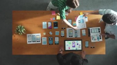 Akıllı yazılım geliştiricisinin yazılım geliştirme planlama üst görünümü. Cep telefonu arayüzü ya da dijital yaratıcı tasarım için Ux UI tasarımı ve beyin fırtınası yapan yetenekli bir programcı takımı. Cemaat.