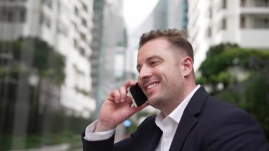 İş adamı, geçmişi bulanık bir telefonla finansal strateji hakkında yöneticiyle konuşuyor. Proje yöneticisi yatırımcıyı arıyor ve bulanık arkaplanlı pazarlama fikrini sunuyor. Yaşam tarzı. Urbane.