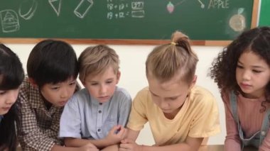 Üst düzey öğrenci dizüstü bilgisayara bakıyor ve kodlama mühendisliği kodunu ve yapay zeka üretmeyi öğreniyor. Beyin fırtınası yaparken ve yaratıcı plan yaparken yetenekli çocukların birlikte çalışması. Pedagoji.