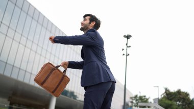 Başarılı bir iş adamı ayakta durarak satışların artmasını kutluyor. Mutlu proje yöneticisi ya da lider başarılı bir projeyle gurur duyuyor, terfi alıyor, iş buluyor. Aşırı sevinç ve mutluluk. Sevinçli..