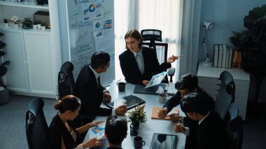 Profesyonel yönetici görüşü, çeşitli iş adamlarından oluşan bir grup başarılı projeyi dinlerken ve el çırparken çeşitli takımlara satışların arttığını gösteriyor. Müdürlük.