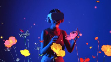 Sanal neon çiçekleriyle etkileşime giren güzel Asyalı kadın mavi arka planda kelebek yeni neon çiçeklerini üflemek için çalıyor. 3D polen grafik yüzen meta bahçe dünyası. Halüsinasyon.