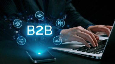 İş adamı B2B peyzajında geziniyor, iş-iş bağlantılarını geliştirmek için kullanım teknolojisi kullanıyor. B2B etkileşimini yeniden şekillendiren keşifler, iş-iş stratejilerinde yenilikleri yönlendiren araçlar. Kullanıcı Kimliği