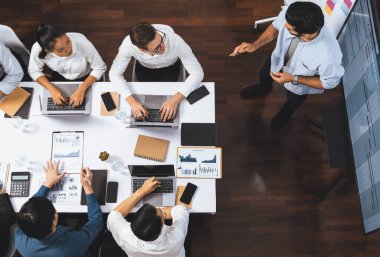 Üst düzey analist ekibi toplantı odasındaki mali verileri analiz etmek için BI Fintech 'i kullanıyor. İş anlayışı ve stratejik pazarlama planlaması için kağıt üzerinde analitik BI gösterge paneli. Tedbirli