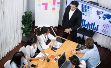 Toplantı masasındaki finansal veri raporlarını analiz eden çeşitli iş analist gruplarının geniş görüşü. İş zekası analizine göre çizelge ve grafik paneli. Çok titiz.