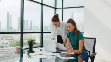 Yetenekli iş kadını, mali stratejiyi tartışırken stresli görünüyor. Zeki iş adamlarının beyin fırtınası yapması, danışman satış planı, gerilimli istatistiksel dokümanları kullanarak fikir. İzleme