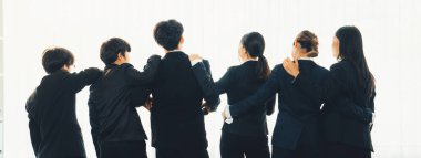 Ofis çalışanlarının panoramik afişi, arkadaşlık duruşu, başarılı takım çalışması ve iş istihdamı, İK işe alım konseptini simgeliyor. Kurnaz.