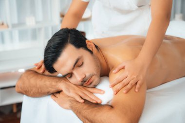 Kafkas erkek müşteri stres önleyici spa masajının keyfini çıkarıyor ve lüks otel veya oteldeki gündüz açık hava ortamında güzellik derisi eğlencesi ile şımartıyor. Sessiz.