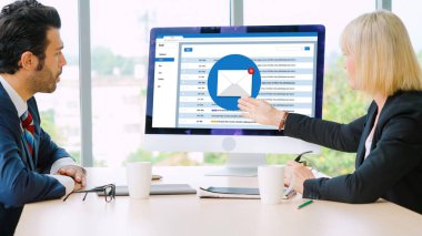 Bilgisayar ekranında rahatça görünen e-posta bildirim iletisi. Dijital pazarlama iletisi bilgi metni iş dünyasından müşteriye