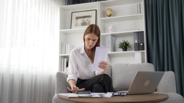 Stresli genç bayanın kredi kartı borçlarıyla ilgili mali sorunları var. Kötü kişisel para ve mortgage ödeme yönetimi krizinden korunmak için. Kadınlar aşırı harcama yüzünden finansal iflastan endişe ediyorlar.