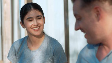 Güzel orta yaşlı çift romantik bir şekilde güzel olaylardan ya da terasta haberlerden bahseder rahatlar ve sohbet ederler. Neşeli anne ve babanın mutlu bir ilişkileri ve güçlü bir aile bağları vardır. Uyumsuzluk.