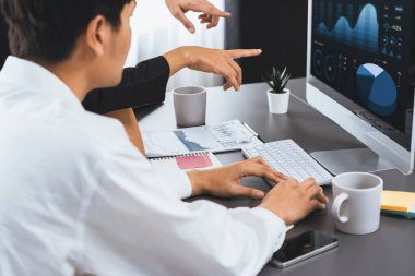 Veri analistleri, mali, trend ve pazarlama verilerini analiz etmek için dizüstü bilgisayardaki iş zekası veri göstergesini analiz ediyor. İş başarısı için BI teknolojisi ve veri analizi. Tedbirli