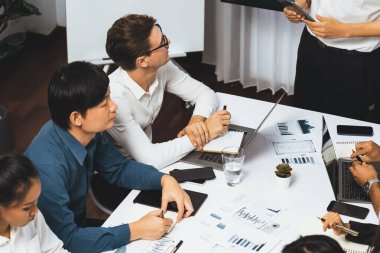 Analist ekibi toplantı odasındaki mali verileri analiz etmek için BI Fintech 'i kullanıyor. İş adamları, ticari öngörü ve stratejik pazarlama planlama için iş dünyası panelinin gücünü kağıt üzerinde analiz ediyor.