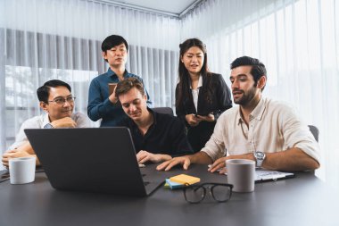 Bir grup farklı ofis çalışanı şirket ofis odasında stratejik iş pazarlama planlamasında birlikte çalışıyor. İş yeri konseptinde pozitif takım çalışması. Tedbirli