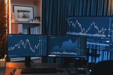 Dinamik borsa grafiklerinin büyük ekranları neon ışıklı gece vakti bilgisayarda görünüyor. Finansal teknolojiye yapılan güncellenmiş yatırımla otomatik olarak satış ya da kâr satın alma. İnfobahn.