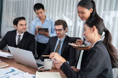 Ofis masasındaki finansal veri raporlarını analiz eden çeşitli bir grup iş analisti. Stratejik pazarlama planlaması için iş istihbarat analizine göre grafikler ve grafikler.