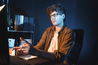 Genç işadamı, Neon Light Modern Ofis 'te yaratıcı bir başlangıç projesi için bilgisayara odaklanıyor. Düşünüyorum da, pazarlama ağı yaratıcıdan pazar kanalı tasarım konseptine çevrimiçi planlama. Toplayıcı.