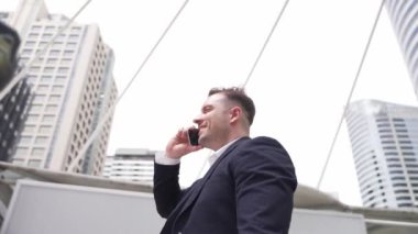 Zeki Kafkas işadamı, şehir merkezinde dururken iş arkadaşını mali strateji planlaması için arıyor. Proje yöneticisi pazarlama ekibiyle iletişim kurmak için cep telefonunu kullanıyor. Yaşam tarzı. Urbane.