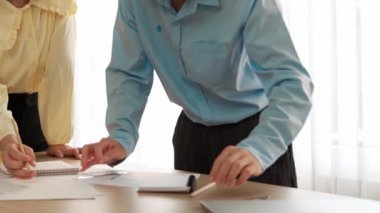 Mimarlar veya akıllı mühendislerin videosu mimari ofisindeki inşaat doğruluğu için taslak üzerinde ölçüm aracı, bölücü ve kalem el yazısı detaylarını kullanır. Eline odaklan. - Yakın çekim. Tanımlama.