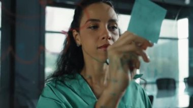 Genç İspanyol çalışanlar renkli yapışkan notlar yazıyorlar. Akıllı iş kadını pazarlama fikrini, beyin fırtınası stratejisini, iş planını paylaşıyor. Proje yöneticisi zihin haritası çiziyor. - Yakın çekim. Yönlendirici.