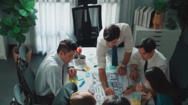 Proje planıyla masaya otururken bir grup farklı takım planlama stratejisi. Zeki iş adamlarının beyin fırtınası ve ev yapımı için birlikte çalıştıklarının en üst düzey görüntüsü. Hizalama.