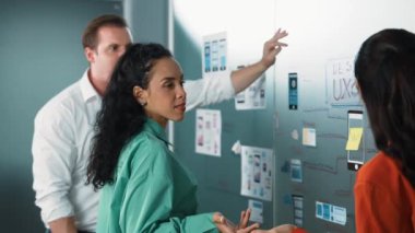 Profesyonel iş ekibi Ux ve Ui tasarımını kullanarak fikir paylaşımı yapıyor. Bir grup iş adamı pazarlama planı hakkında beyin fırtınası yapıyor. Çeşitli iş adamları zihin haritası kullanarak çözüm buluyor. Yönlendirici.