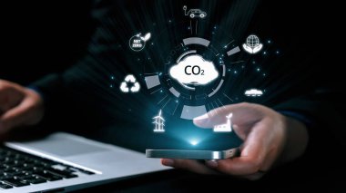 İş adamı CO2 emisyonlarını azaltmak için girişimlerde bulunuyor ve net sıfır hedefliyor. Daha yeşil bir gezegenin karbondioksitini azaltarak sürdürülebilirliğe olan bağlılığını gösteriyor. Kullanıcı Kimliği