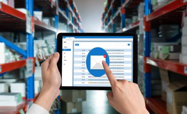 Bilgisayar ekranında rahatça görünen e-posta bildirim iletisi. Dijital pazarlama iletisi bilgi metni iş dünyasından müşteriye