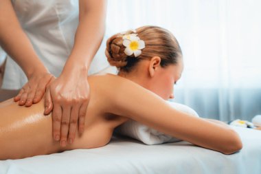 Kafkasyalı kadın müşteri stres önleyici spa masajının keyfini çıkarıyor ve lüks otel ya da oteldeki gündüz açık ortam güzellik salonunda güzellik teniyle eğleniyor. Sessiz.