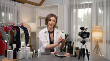 Kadın nüfuzlu kişi sosyal medya ya da blog için canlı yayın yapan video klip eleştirmeni Cilt Bakımı 'nı çekiyor. Kozmetik stüdyosu ışıklandırmalı mutlu genç kız çevrimiçi pazarlama oturumu yayını için..