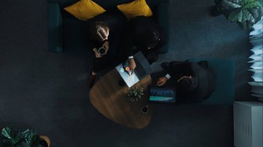 İşadamı, akıllı proje yöneticisine dizüstü bilgisayar kullanarak pazarlama planını sundu. Yönetici toplantı odasında kahve içerken iş adamları finansal strateji üzerinde çalışıyor. Müdürlük.