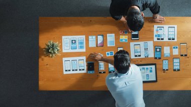 Ux Ui tasarımı üzerinde çalışan yazılım geliştiricisinin en üst görüntüsü. Ekip birlikte çalışarak yaratıcı dijital şirkette wirefram prototipi tasarlıyor. Takım çalışması konsepti. Cemaat.