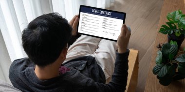 Dijital yasal sözleşme, gelecekteki iş anlaşmalarının imzalanması için gerekli koşulları ve şartları bilgisayar ekranında sunar.