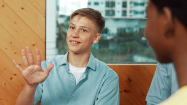 Grup terapisi sırasında çekici bir çocuk tecrübesini paylaşıyor. Etrafı çok kültürlü arkadaşlarla çevrili iken lise öğrencisi iyileşme sürecinden bahsediyor. Öğretim.