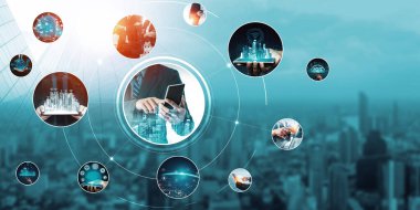 İletişim teknolojisi, akıllı bağlantı IOT ve insan ağ teknolojisi kavramı. Güvenli internet ağına ve bulut hesaplama sunucularına bağlanmak için bağlantı aygıtı kullanan insanlar