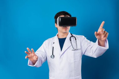VR kulaklık takan zeki bir doktor metaevren seçerek tıbbın detaylarına yakınlaştırıyor mavi arka plan fütüristik teknoloji hologramı sanal gerçeklik zeki meta dünya. Entrika.