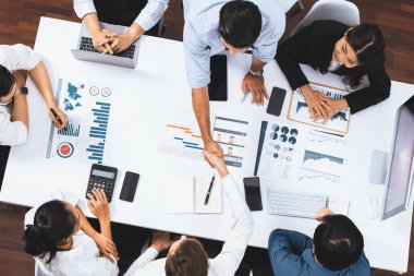 Üst düzey ofis çalışanları stratejik iş pazarlama toplantısı üzerine anlaşma yaptıktan sonra el sıkışıyor. Takım çalışması ve olumlu tutum verimli ve destekleyici bir iş yeri yaratır. Tedbirli