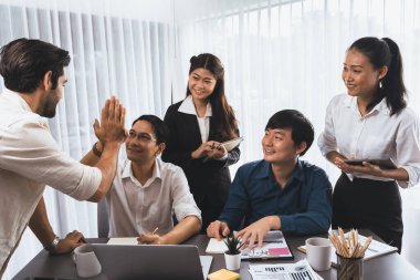 Çeşitli ofis çalışanlarından oluşan bir grup, stratejik iş pazarlama planlaması konusunda anlaşma yaptıktan sonra beşlik çaktı. Takım çalışması ve olumlu tutum verimli ve destekleyici bir iş yeri yaratır. Tedbirli
