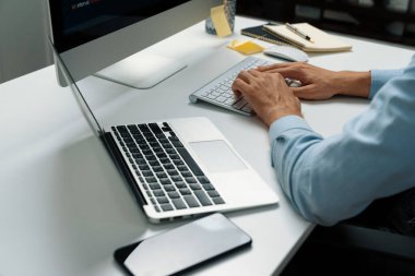 Bilgisayarda bilgisayar ve bilgisayar üzerinde çalışan ve uygulama projesinde kodlama programı olan bilgisayar geliştiricisinin kırpılmış görüntüsü. Teknik mühendis önemli not listeleri yazıyor. Bireysel.