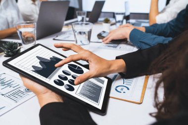 Analist ekibi finansal verileri analiz etmek için BI Fintech ekran tableti kullanıyor. İş adamları BI yazılım teknolojisi torpido gücünün ticari pazarlama planlamasında kullanılacak gücü analiz ediyor. Tedbirli