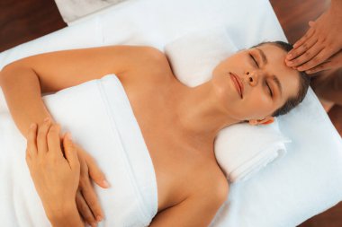 Panorama 'da kadınların stres önleyici kafa masajından ve lüks tatil beldesi veya otel spa salonundaki modern ışık ortamında yüz güzelliği eğlencelerini şımartmaktan hoşlandığı bir manzara var. Sessiz.