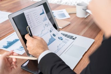 Ofis masasındaki finansal veri raporlarını analiz eden çeşitli bir grup iş analisti. Stratejik pazarlama planlaması için iş istihbarat analizine göre grafikler ve grafikler.