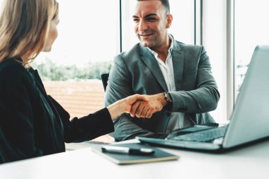 İş adamı yönetici el sıkışması. Modern işyerinde çalışan bir iş kadınıyla. Kurumsal şirketler konseptle uğraşır. uds