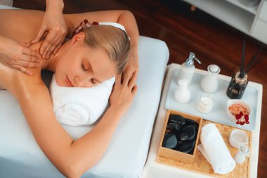 Kafkasyalı kadın müşteri stres önleyici spa masajının keyfini çıkarıyor ve lüks otel ya da oteldeki gündüz açık ortam güzellik salonunda güzellik teniyle eğleniyor. Sessiz.