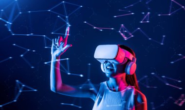 Siberpunk neon ışıklı kadın, beyaz VR kulaklık takıyor ve atlet bluzu giyip metaverse 'e bağlanıyor, gelecekteki siber uzay teknolojisi, sanal gerçekliğin işaret parmağı dokunuşlu hologram nesnesi kullanıyor. Halüsinasyon.