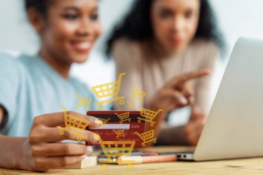 Programın hologram grafik arayüzlü kredi kartı müşterinin elinde. Müşteri noktası dizüstü bilgisayarı başka bir kullanıcı açık e-ticaret uygulaması için parasız teknoloji mağazası çevrimiçi envanteri kullanıyor. Siber Nakit.