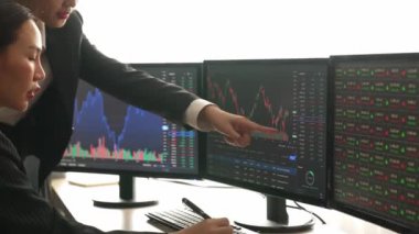 Hisse senedi borsası pazarlamasını analiz eden yavaş çekim şirketindeki yatırımcılar, kayıp için mum bar fiyatını analiz eden monitörlere bakıyor ve kazanç ve kâr elde ediyor. Filizlenen